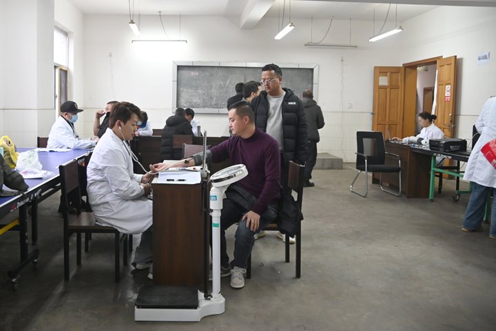 陆东煤矿公司开展职业健康体检活动